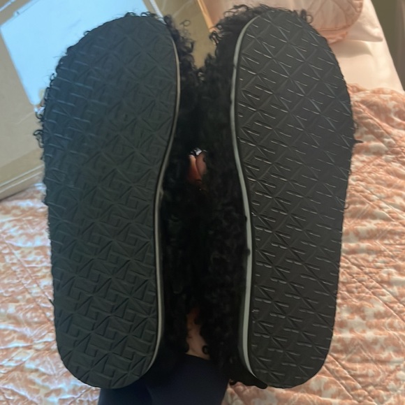 UBFEN Women's Winter Warm Slippers with Fluffy Plush Lining - Picture 4 of 4